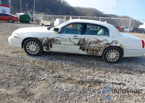 2003 Lincoln Town Car Signature z USA, uszkodzony, nr VIN 1LNHM82W23Y675356